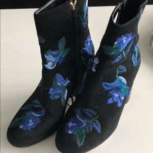 Vero Cuoio suede embroidered booties